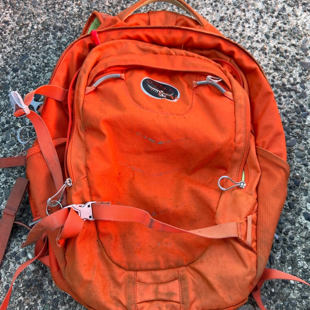 OSPREY 24 seven Vibrant Orange Backpack